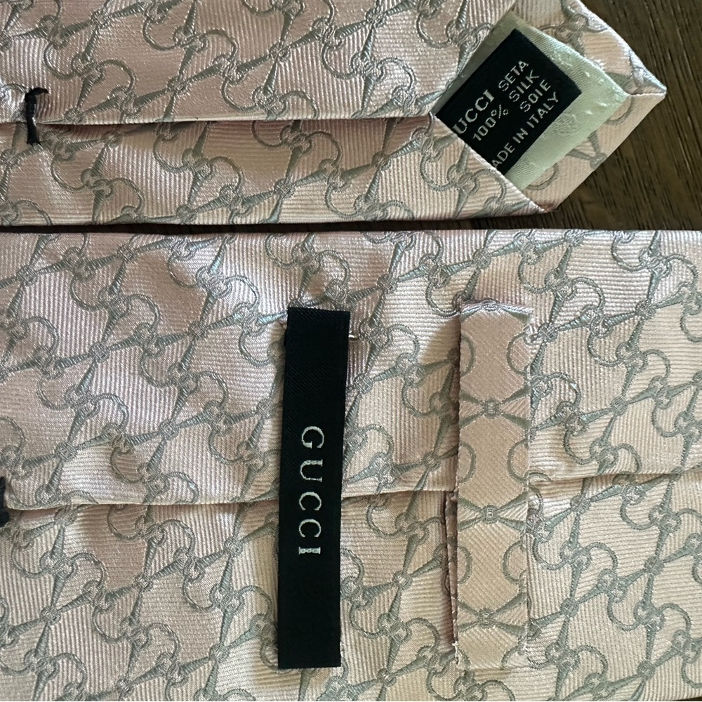Gucci Light Pink Silk Tie with Gray Logo Design